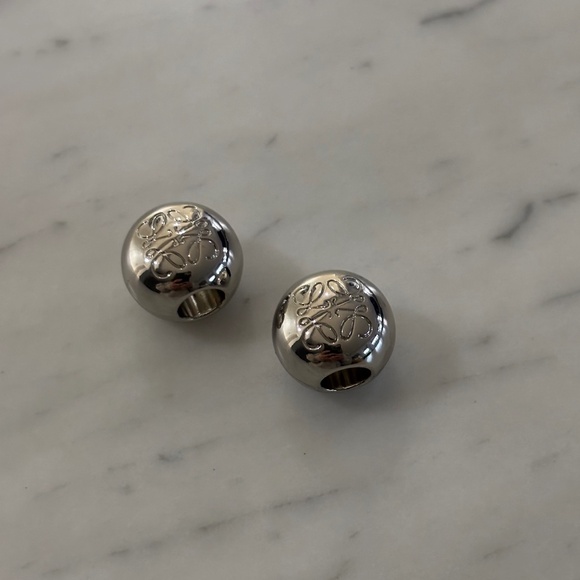 Loewe Customizable Accessories Silver Pebble Dice x2 NEW - Picture 1 of 5